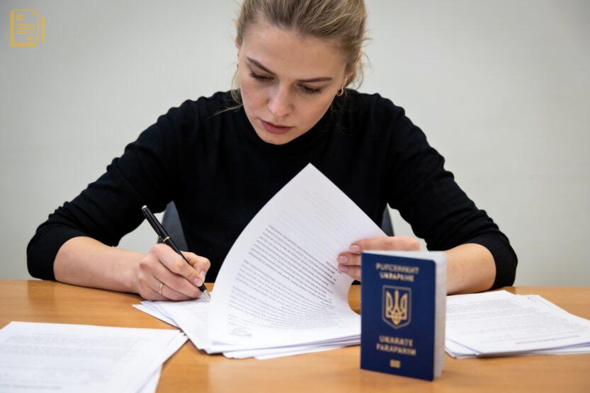 Людина уважно перевіряє текст довіреності перед підписанням, щоб уникнути відмови в українських державних органах