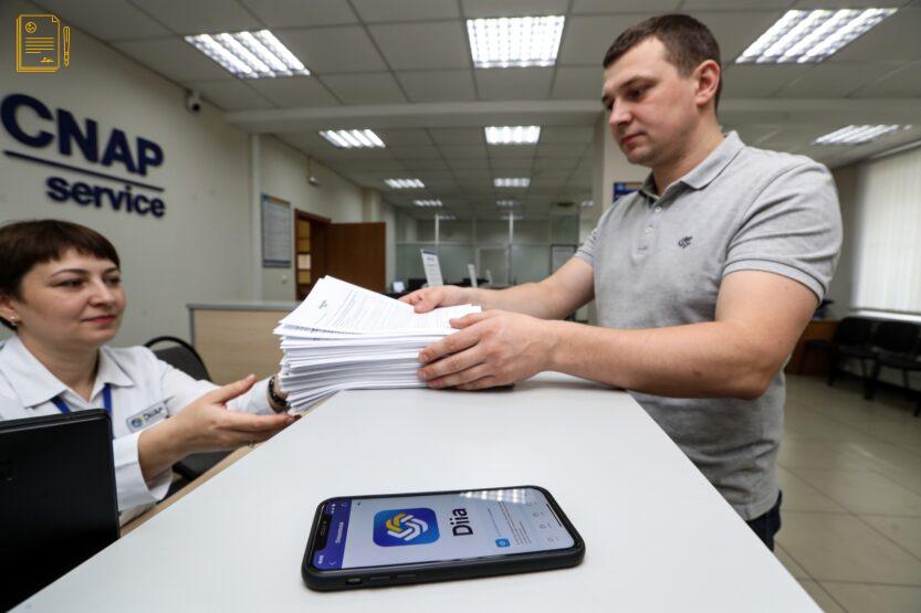 Представник подає заяву на компенсацію за пошкоджене житло через ЦНАП або застосунок Дія